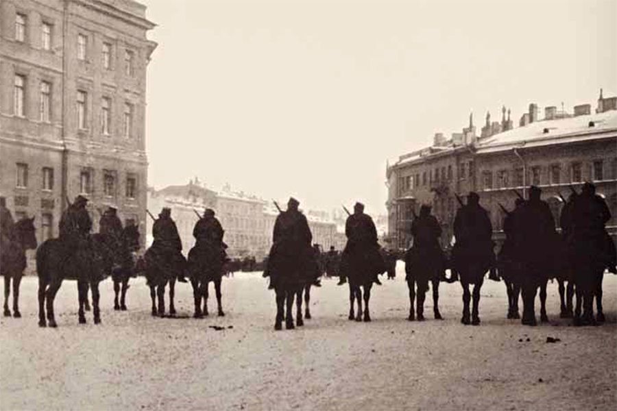 Казачий патруль у Певческого моста задерживает движение шествия к Зимнему дворцу. Санкт-Петербург, 9 января 1905. ЦГАК ФД