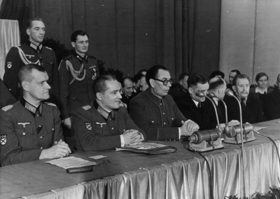 Генералы РОА Ф.И. Трухин, Г.Н. Жиленков и А.А. Власов на съезде КОНР в Праге