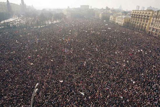 Многотысячный протест на Манежной площади возле Кремля. Москва. 10 марта 1991. фото: Dominique Mollard / AP