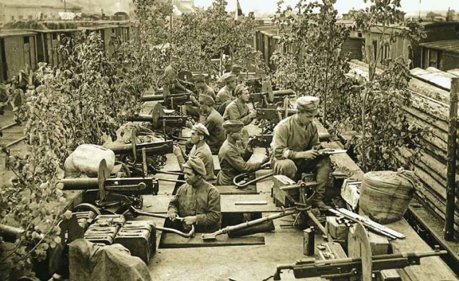 Пулеметчики 4-го полка в Уфе на импровизированном бронепоезде. Июль 1918. VHÚ