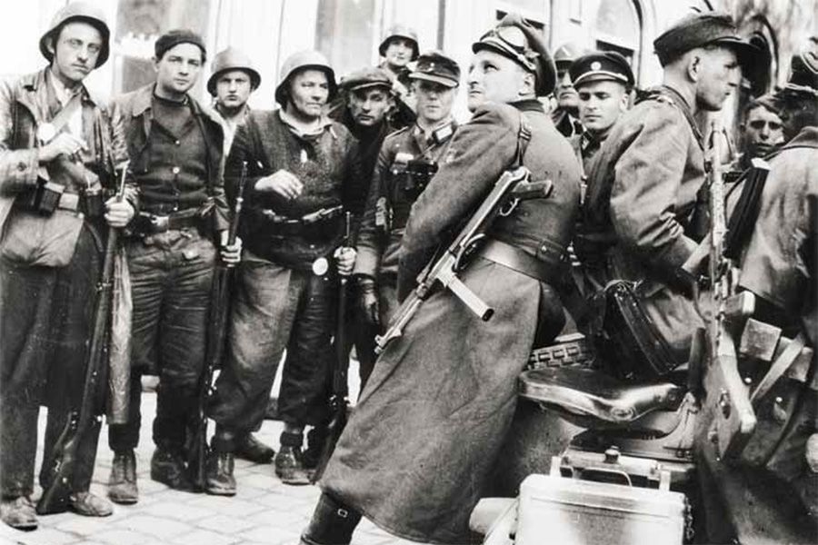 военнослужащие разведывательного отделеления с чешскими добровольцами во время пражского восстания. 6 мая 1945. прага-смихов. фото: Emil Fafek. архив П. Жачека