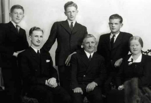 На фото: Братья Калякины с родителями. Cидит Михаил, стоят Владимир, Николай и Кирилл