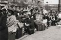 Изгнание немцев из Праги. май 1945. Strossmayerovo náměstí. ČT K этнические немцы с багажом в ожидании отъезд а в лагерь для интернированных лиц