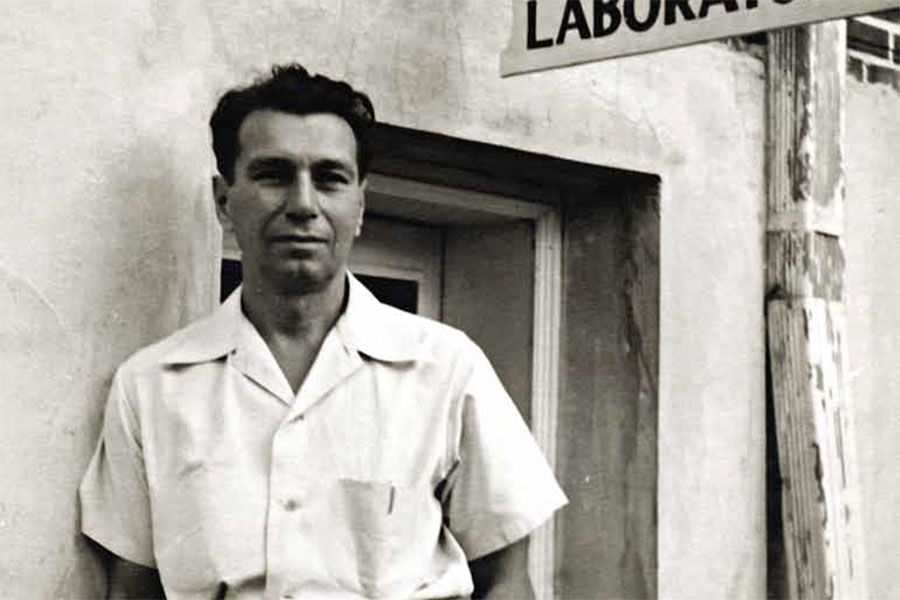 Б. Ф. Соколов перед «Цитрусовой исследовательской лабораторией», местом, где он проводил исследования по биофлавоноидам. Лейкленд, Флорида, 1948 (?).