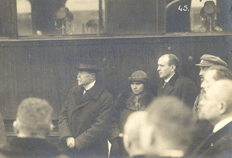Томаш Гаррик Масарик возле поезда во время возвращения в Прагу. Слева от него дочь Ольга , которая вернулась из ссылки вместе с ним. Декабрь 1918