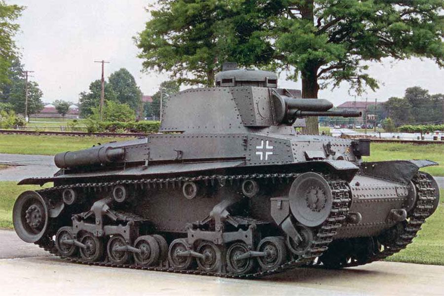 Сегодня уже историческое фото танка Škoda LT-35, или PzKpfw 35 (т), как его переименовали в Германии, в цветах Вермахта Panzergrau. Март 2006. Танковый музей Абердин, штат Мэриленд, США. Фото: Alexandr Pícha