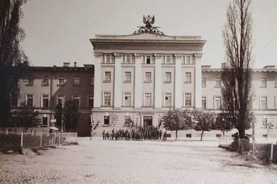 Гимназисты и преподаватели 1-й Киевской гимназии у входа в здание. киев, 1911. из сборника «Столетие Киевской первой гимназии»