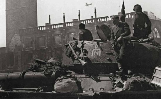 Солдаты Красной Армии на танке перед Староместской ратушей. ПрагА, 9 мая 1945