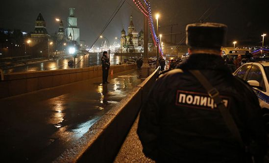 На месте убийства Бориса Немцова, 28 февраля 2015 года. Фото: Сергей Ильницкий / ТАСС