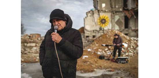 Михаэл Коцаб поет песню «Себастьян» среди руин дома в Изюме. Украина, 19 февраля 2024.